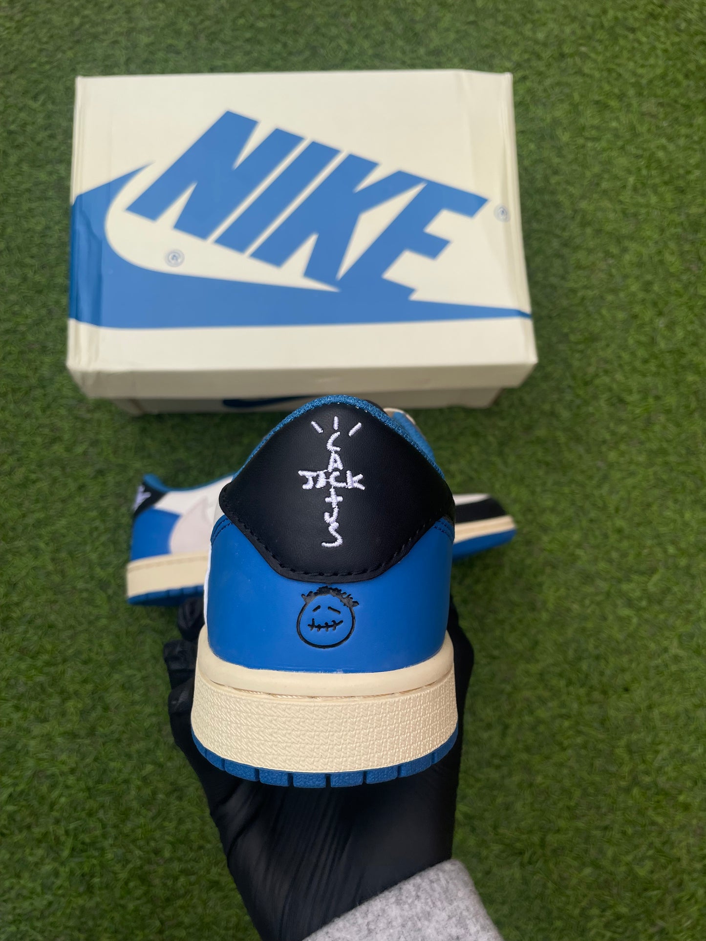 JORDAN 1 LOW TRAVIS SCOTT X FRAGMENT